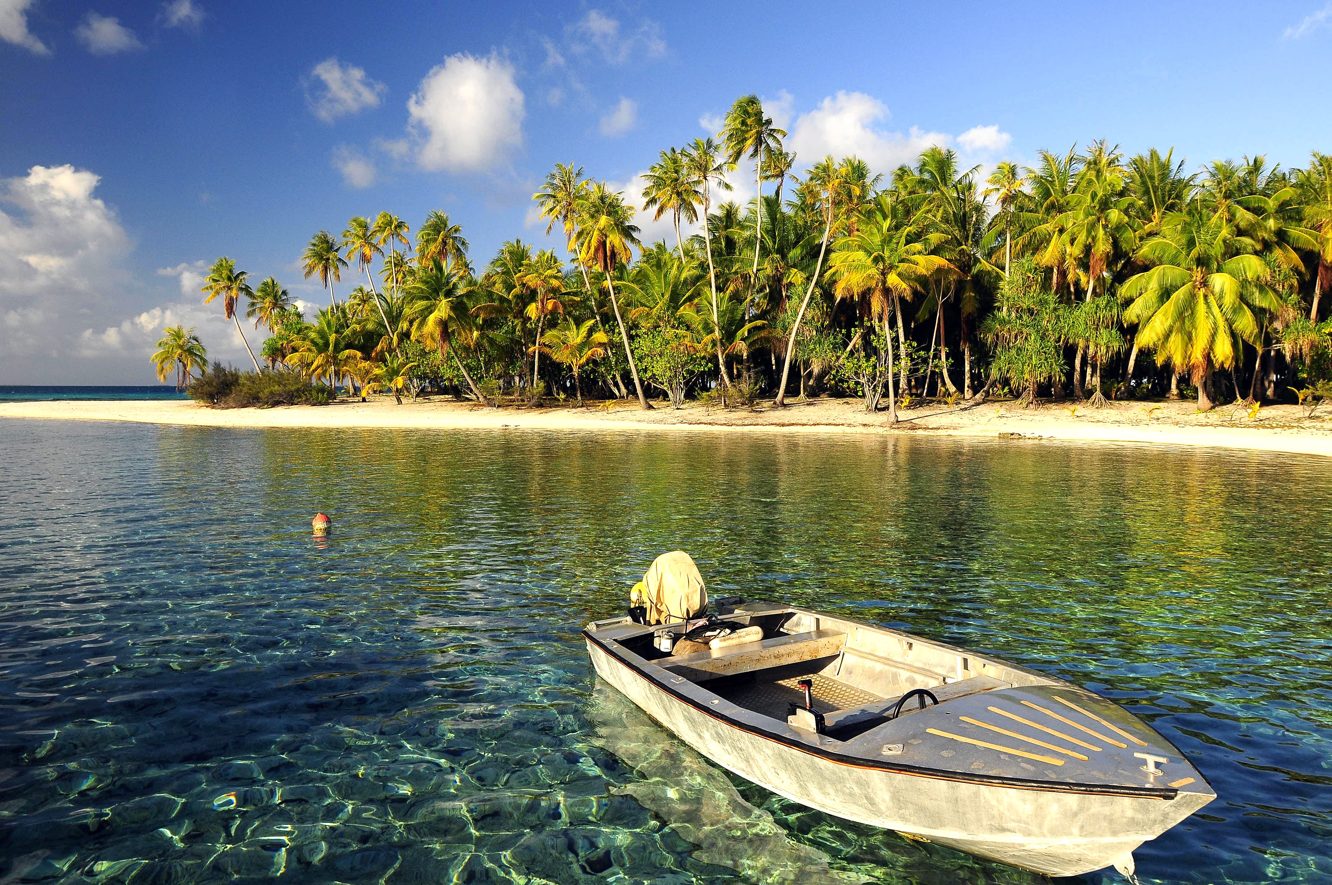 Boat island. Лодка на острове. Мальдивы лодка. Экзотические острова. Необитаемые острова на яхте.